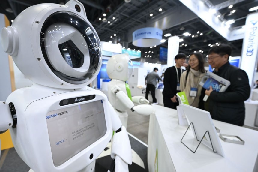 관람객들이 인공지능 로봇과 대화하고 있다.