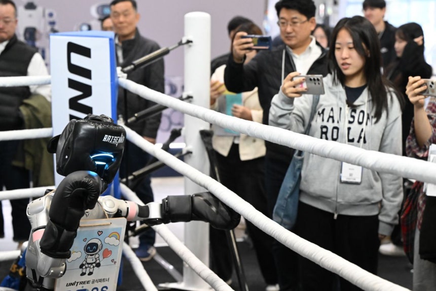 권투 로봇이 잽을 날리고 있다.