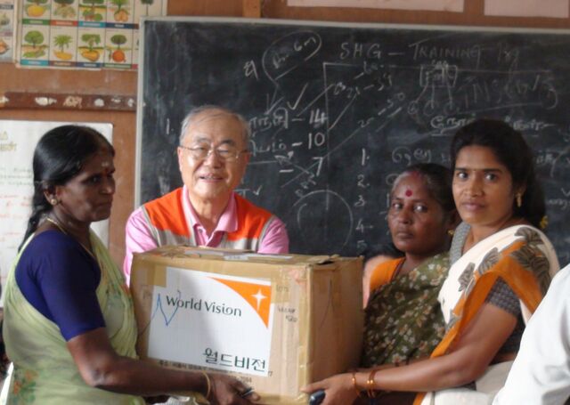 김선도 목사가 2009년 8월 월드비전 인도 사업장 방문에서 지역 학교에 구호 물품을 전달하는 모습. 월드비전 제공