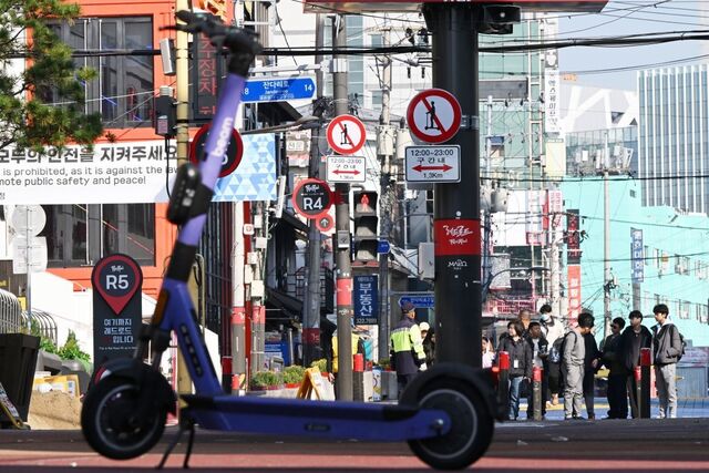 지난 4일 서울 마포구 홍대 레드로드에 킥보드 진입 금지 표지판이 설치돼 있다. 윤웅 기자
