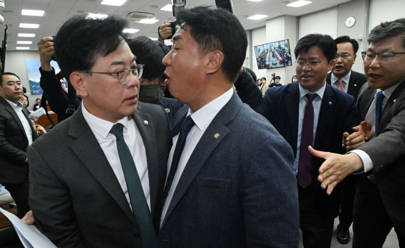 여야, <b>대통령실 국감</b>서 ‘<b>배치기</b> 충돌’…운영위 파행