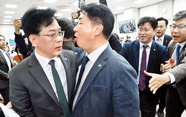 ‘김현지 없는 국감’서 김현지 공방만… 與野 배치기로 끝났다