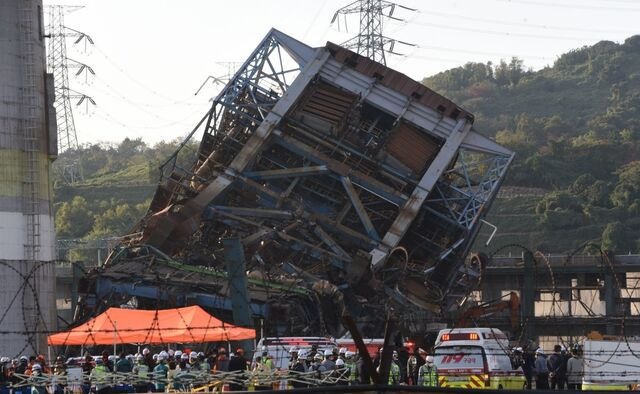 20층 아파트 무너진 셈… “콰르릉 굉음 나더니 먼지 자욱”