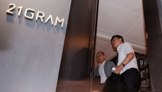 ‘관저이전 의혹’ 尹자택 압수수색… 김건희, 명품옷 수수 혐의도 포착