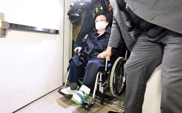 [포토] ‘금거북이 청탁 의혹’ 이배용 휠체어 탄 채 특검 출석