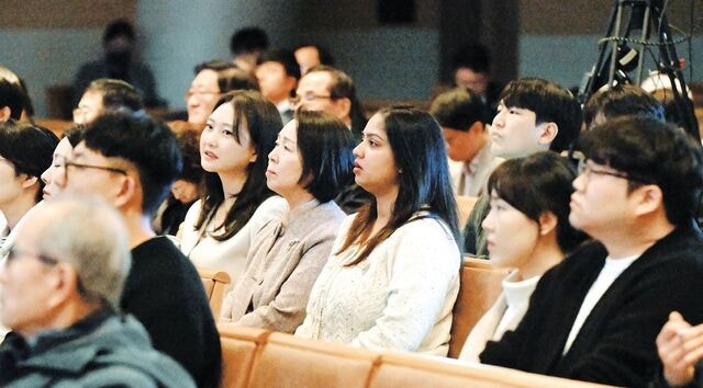 유튜브 생중계 통한 질문 쏟아져