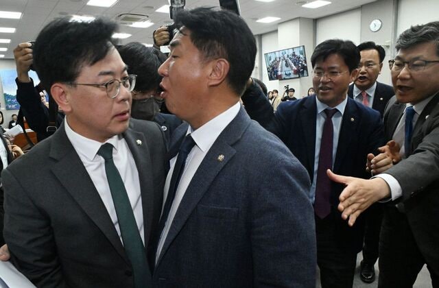 [사설] 김현지 둘러싼 ‘배치기’ 몸싸움으로 국감 끝낸 여야