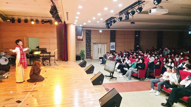 강서대에 재학 중인 네팔 유학생들이 지난 7일 서울 강서구의 학교 강당에서 열린 채플을 통해 무언극을 공연하고 있다.