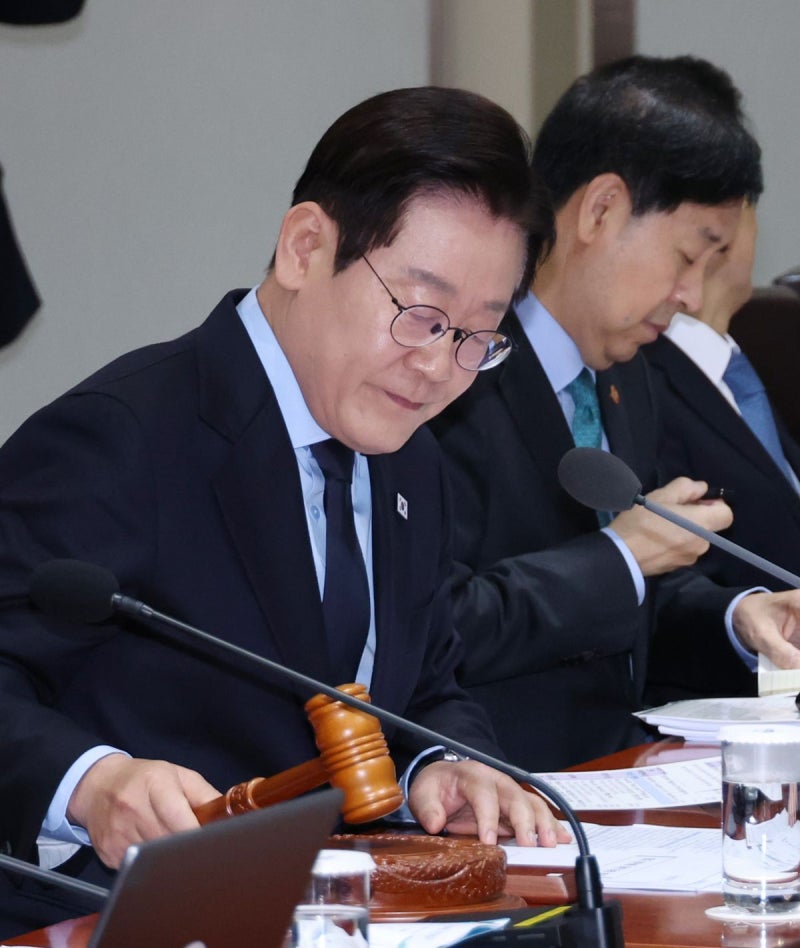 [속보] 이 대통령, 법무장관에 “<b>사실적시 명예훼손 폐지</b> 검토하라”