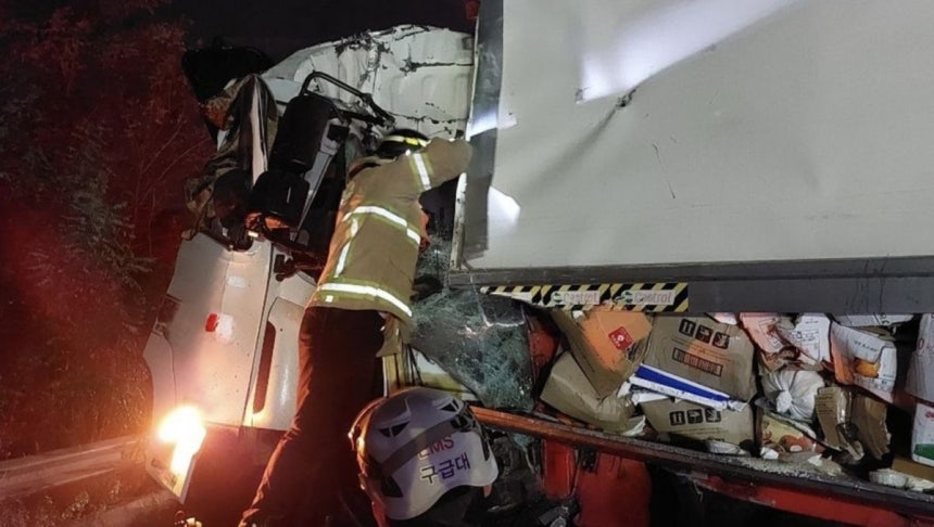 서해안고속도로 팔탄~비봉IC 전면 차단! 화물차 추돌사고로 도로 마비 ㄷㄷ