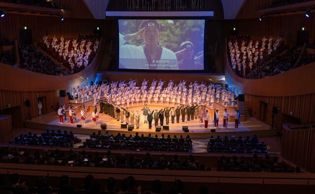 극동방송 서울·광주·창원·포항·부산 어린이합창단과 베이스바리톤 유명헌이 지난 11일 서울 송파구 롯데콘서트홀에서 열린 ‘인천상륙작전 75주년 및 유엔참전용사 국제추모의 날 기념 2