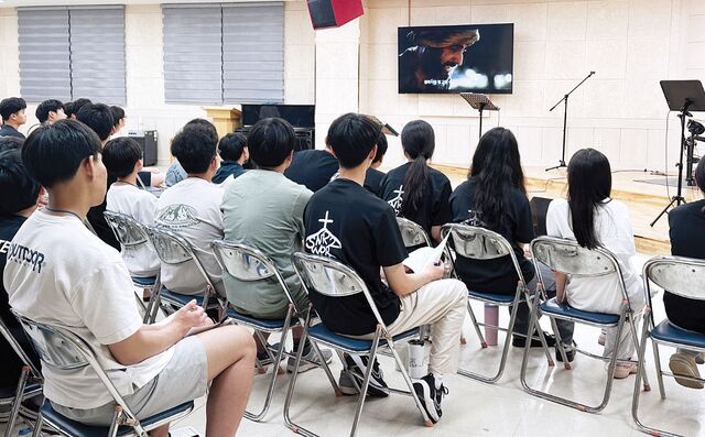 지난 7월 대전의 한 교회 성도들이 '더 초즌 패키지' 영상을 시청하고 있다.