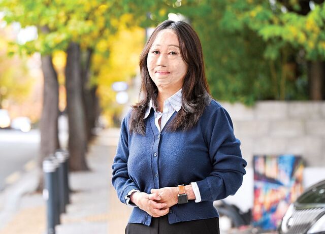 최려나씨가 지난 5일 서울 마포구의 한 카페 앞 거리에서 환한 미소로 포즈를 취하고 있다. 신석현 포토그래퍼