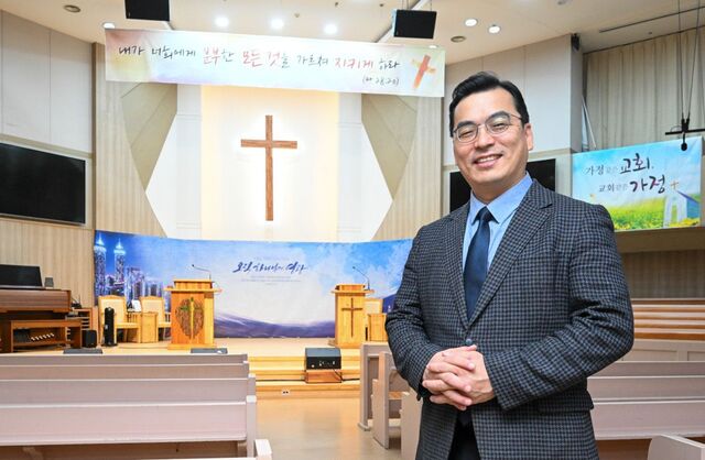 김경우 양평동교회 목사가 지난 11일 서울 영등포구 교회 본당에서 ‘가정 같은 교회, 교회 같은 가정’ 사역을 설명하고 있다. 신석현 포토그래퍼