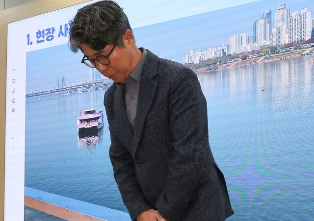 최근 좌초 사고가 발생한 한강버스 김선직 대표가 17일 서울시청에서 열린 브리핑에 앞서 고개를 숙이고 있다. 연합뉴스