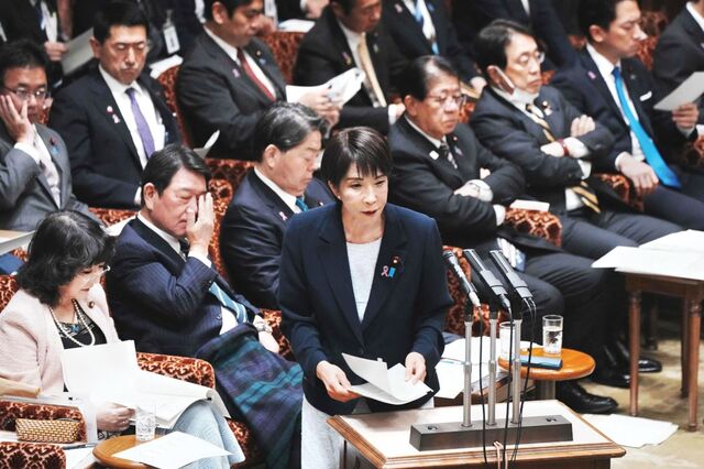 다카이치 사나에 일본 총리가 지난 14일 도쿄 국회의사당에서 열린 참의원 예산위원회에 참석해 발언을 준비하고 있다. AFP연합뉴스