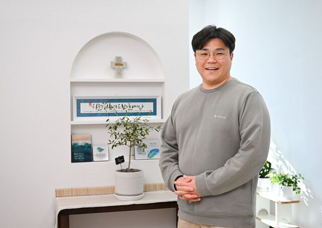 조민기 잃은양회복센터 대표가 17일 경기도 남양주 센터 사무실에서 두 손을 모으고 환하게 웃고 있다. 남양주=신석현 포토그래퍼