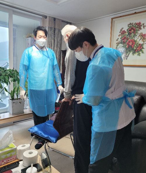 대학병원 재활 치료 전문팀이 급성기 치료 후 퇴원한 뇌졸중 환자의 집을 직접 방문해 일상생활 동작 등을 돕고 있다. 경도 및 중등도 뇌졸중 환자가 병원이 아닌 가정과 지역사회에서 재활 치료를 받는 프로그램의 효용성이