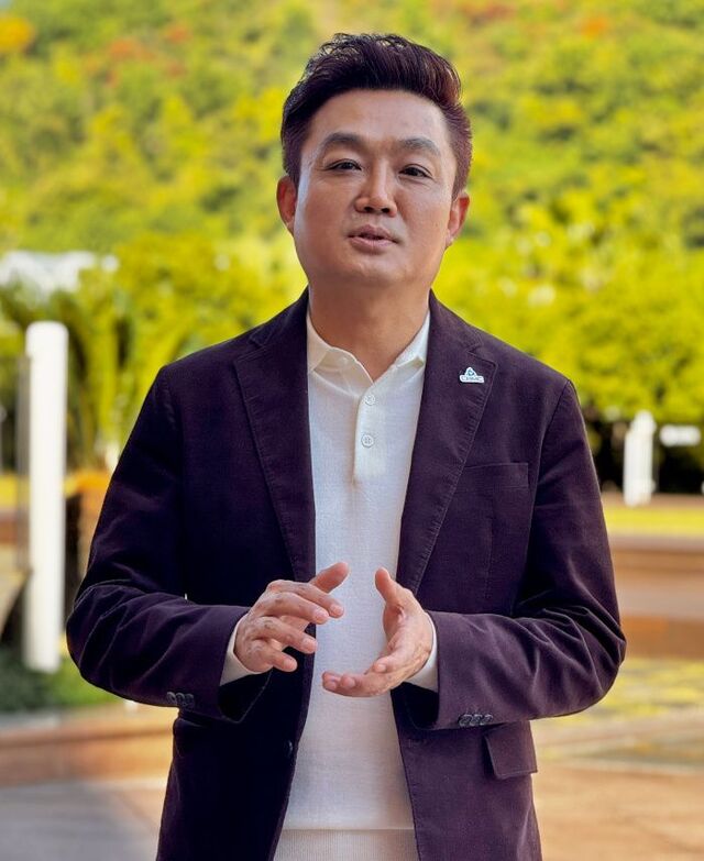 백현주 다음세대교육연합 상임대표가 최근 제주 서귀포 제주국제컨벤션센터에서 공교육 세계관 붕괴의 문제점을 소개하고 있다.