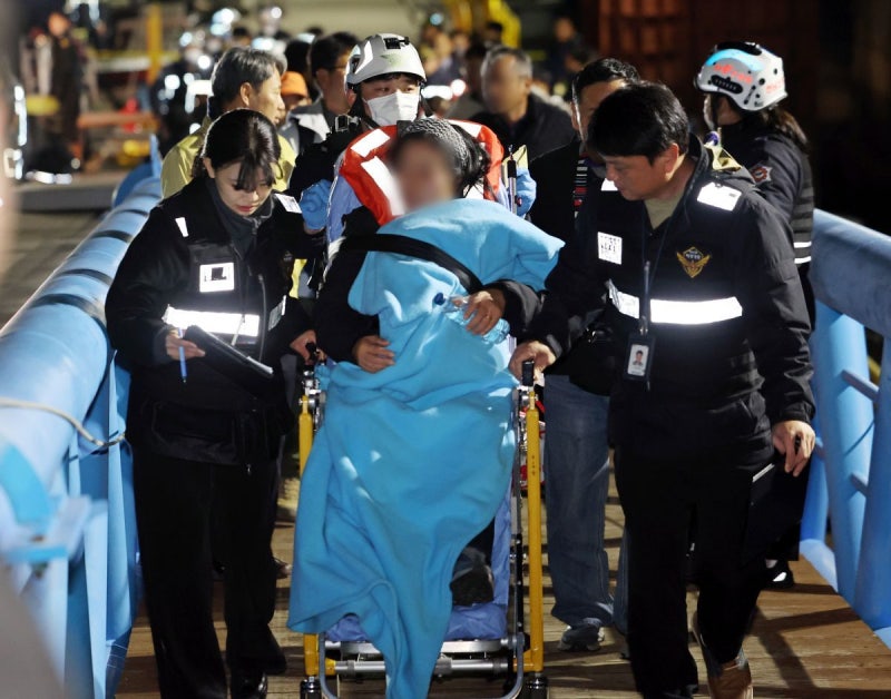 [속보]<b>신안 해상</b> 좌초 여객선 승객 전원 <b>구조</b>…사고 3시간여 만