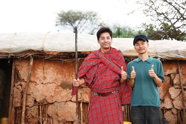 기독영화 ‘마사이 크로스’의 주인공 권오중(왼쪽)과 이성관 감독이 케냐 현지에서 기념촬영을 하고 있다. 아래 사진은 이 감독이 현지인을 카메라에 담는 모습. 파이오니아21 제공