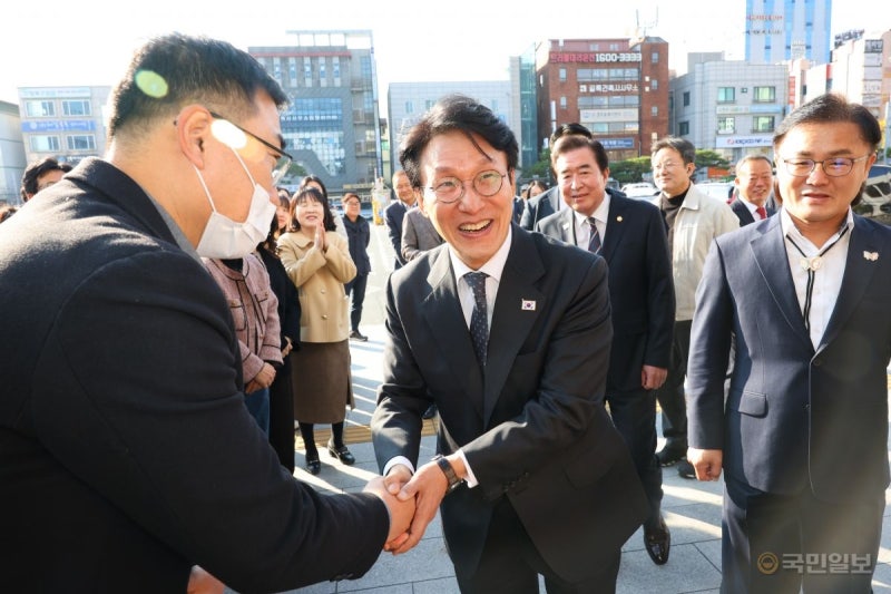 <b>김민석</b> 국무<b>총리</b>, 경주시청 방문…<b>APEC</b> 현업 부서 <b>격려</b>
