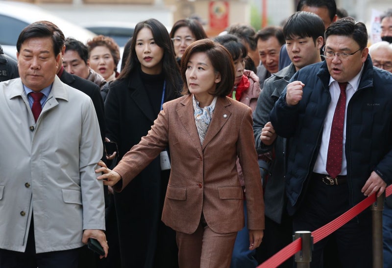 [속보] ‘<b>패스트트랙</b> 충돌’ 1심 나경원·황교안·송언석 <b>벌금형</b>