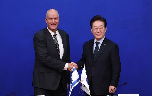 이재명 대통령이 더불어민주당 대표 시절이던 지난 2월 라파엘 하르파즈(왼쪽) 주한이스라엘 대사와 국회에서 만나 악수하고 있다. 연합뉴스