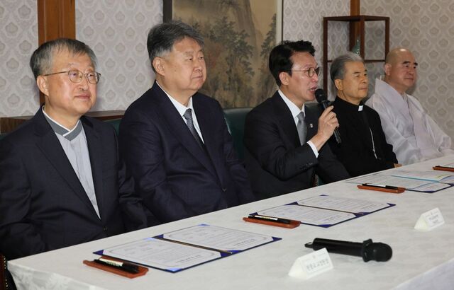 김민석(가운데) 국무총리가 24일 서울 총리공관에서 열린 종교계와의 만남에서 발언하고 있다. 연합뉴스