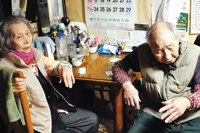 김봉룡(오른쪽)씨가 최근 서울 노원구 자택에서 인터뷰하고 있다. 지병으로 누워 있던 부인 원만선씨도 잠시 나와 같이 앉아 있다. 아래 사진은 이들 부부가 사용하는 ‘2구 3탄’ 연