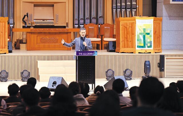 전창희 종교교회 목사가 24일 서울 서대문구 감리교신학대에서 열린 향림설교 콘퍼런스에서 ‘신학과 설교’를 주제로 강연하고 있다. 신석현 포토그래퍼