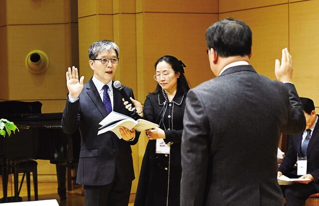 박승렬(왼쪽) NCCK 신임 총무가 24일 열린 총회에서 선서하고 있다. 신석현 포토그래퍼