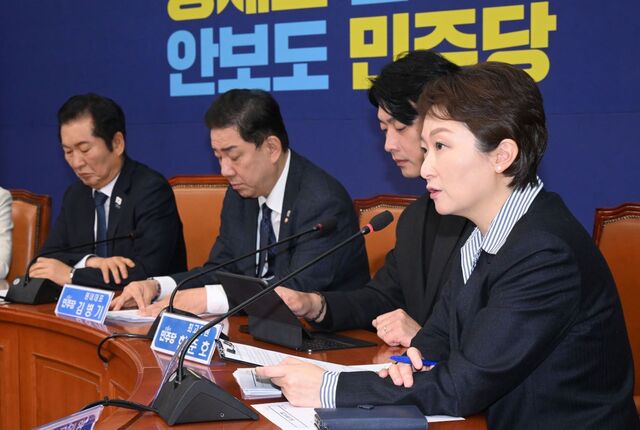 이언주(오른쪽) 더불어민주당 최고위원이 24일 서울 여의도 국회에서 열린 최고위원회의에서 발언하고 있다. 이 최고위원은 당이 추진 중인 대의원·권리당원 ‘1인 1표제’ 당헌·당규 개정과 관련해 “당원 전반이 수긍할