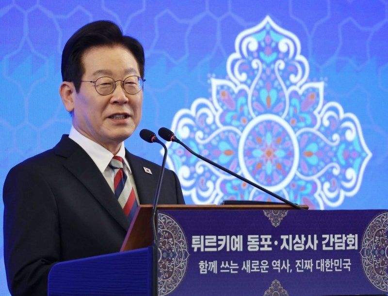 이 대통령 “<b>이재명</b> 흉봐도 좋다”…동포와 즉석 타운홀미팅