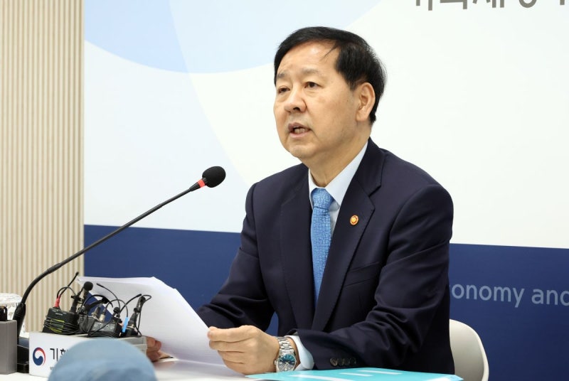 <b>구윤철</b> “<b>국민연금 뉴프레임워크</b> 논의…환율 동원, 결코 아냐”