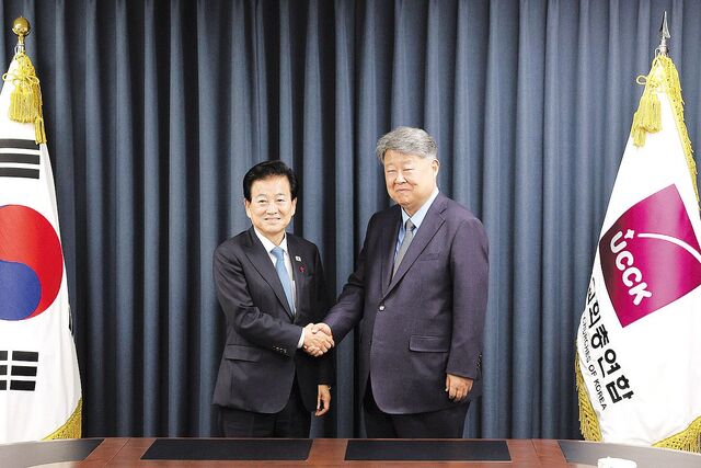 정동영(왼쪽) 통일부 장관이 26일 서울 종로구 한국교회총연합을 방문해 김종혁 대표회장과 악수하고 있다. 연합뉴스