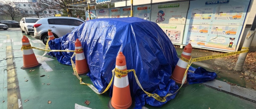 충북 청주에서 실종된 여성의 SUV가 27일 오전 충북경찰청의 한 주차장에 보관돼 있다. 경찰은 전날 충주호에서 이 SUV를 인양했다.