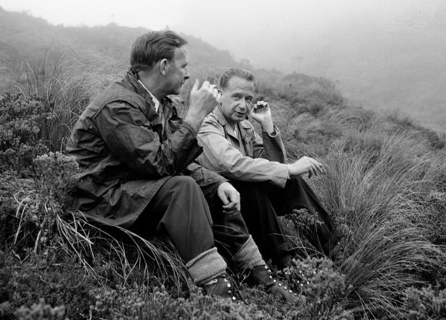 다그 함마르셸드(오른쪽)가 유엔 사무총장이던 1956년 2월 뉴질랜드 순방 중 유엔 정보센터 소장인 조지 이반 스미스와 함께 루아페후산을 등반하며 쉬고 있는 모습. 유엔 제공
