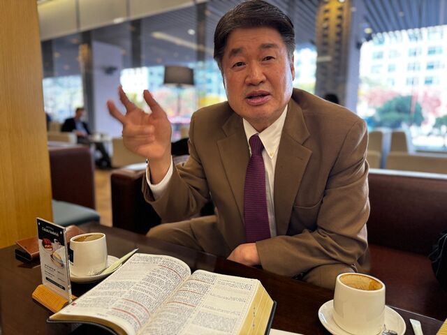 박창두 하늘빛교회 목사가 최근 서울 마포구 한 카페에서 아하성경의 특징을 소개하고 있다.