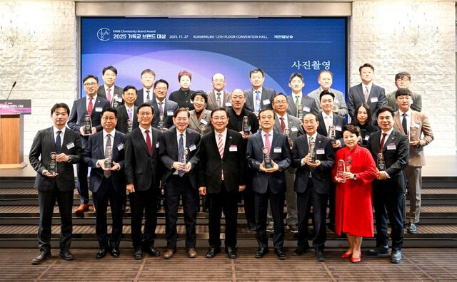 2025 기독교브랜드 대상 수상자들이 27일 서울 여의도 국민일보빌딩에서 기념촬영을 하고 있다. 김경호(앞줄 왼쪽 세 번째) 국민일보 사장과 심사위원장 고명진(앞줄 왼쪽 다섯 번째