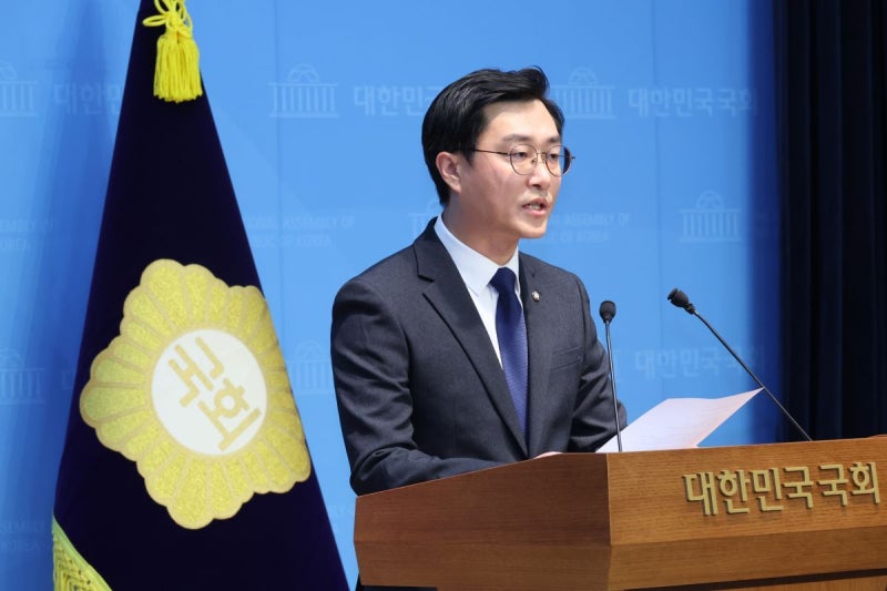 <b>장경태</b> “추행 없었다, <b>무고죄</b> 고소…본질 ‘<b>데이트폭력</b>’”