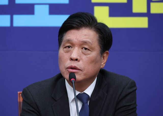 더불어민주당 조승래 사무총장이 30일 서울 여의도 국회에서 당무 현안 관련 기자간담회를 하고 있다. 연합뉴스