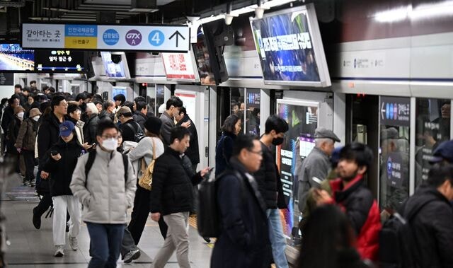 [포토] 지하철 1~8호선 준법투쟁… 큰 혼란은 없어