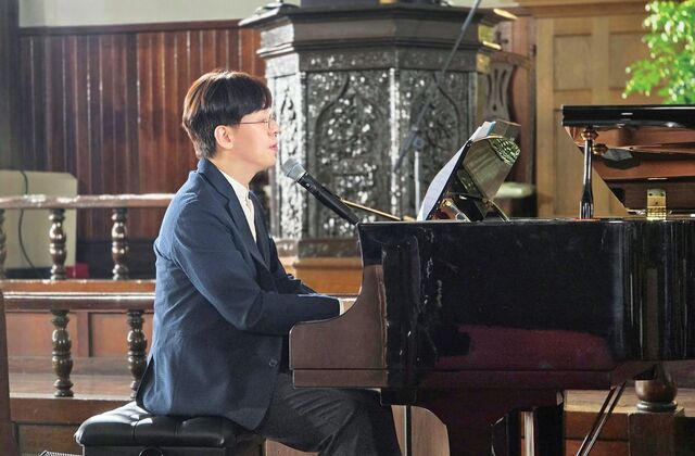 김도현 찬양사역자가 지난달 28일 서울 중구 정동제일교회에서 열린 ‘샬롬콘서트’에서 피아노를 연주하며 ‘예수 예수’를 노래하고 있다.