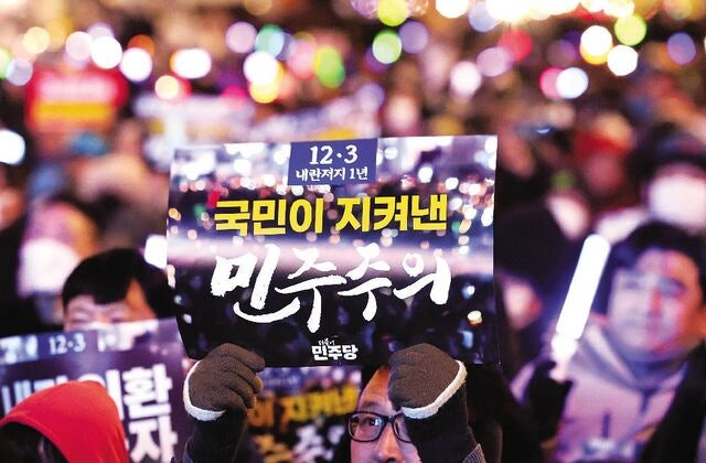 계엄해제 주도 ‘빛의 혁명’ 재현… 국회 밝힌 응원봉 물결