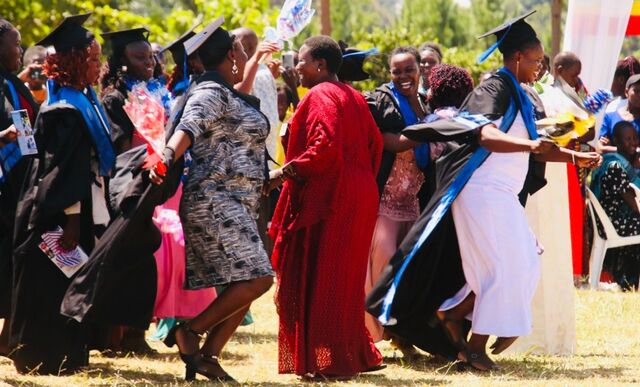 지난달 28일 열린 우간다 쿠미대학교 졸업식에서 졸업생들이 춤추며 환호하는 모습. 황성주 회장 제공