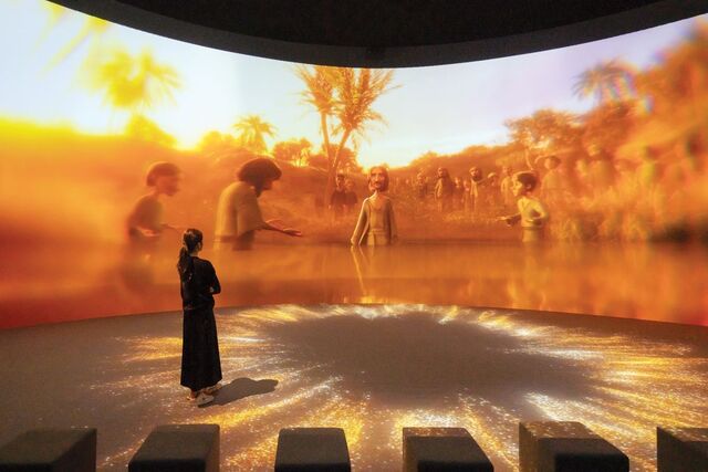 한 관람객이 ‘킹 오브 킹스’ 전시회 마지막에 마련된 대형 스크린에서 예수님이 세례받는 장면을 보고 있다. 자이언트스텝 제공