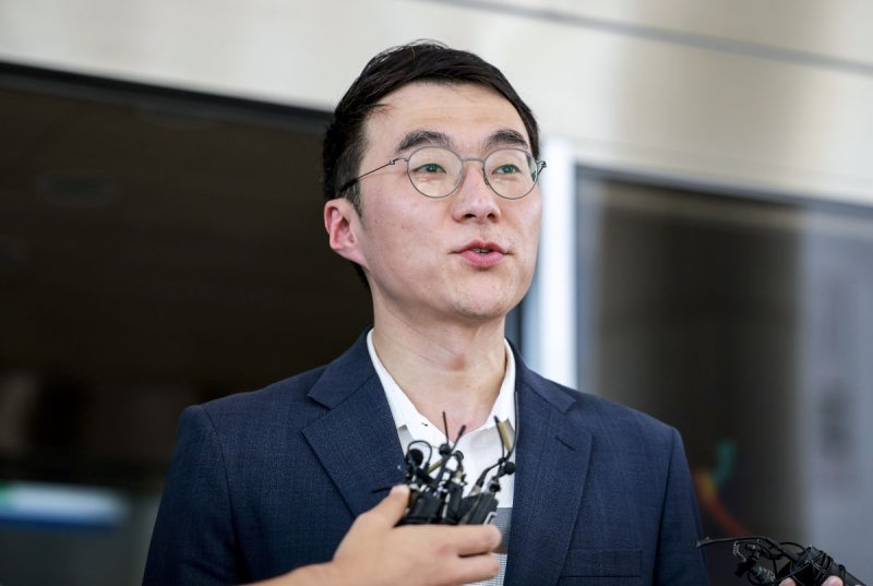 이 대통령, ‘<b>청탁</b>문자 <b>논란</b>’ 김남국 사직서 수리