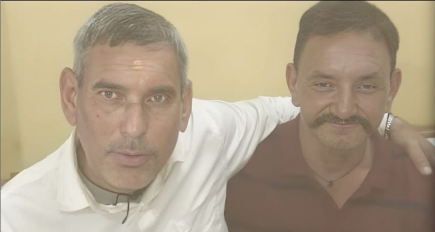 머리를 다쳐 기억을 잃었다가 수십년 만에 머리를 또 다치면서 기억을 되찾은 인도 남성 리키(오른쪽). NDTV 캡처