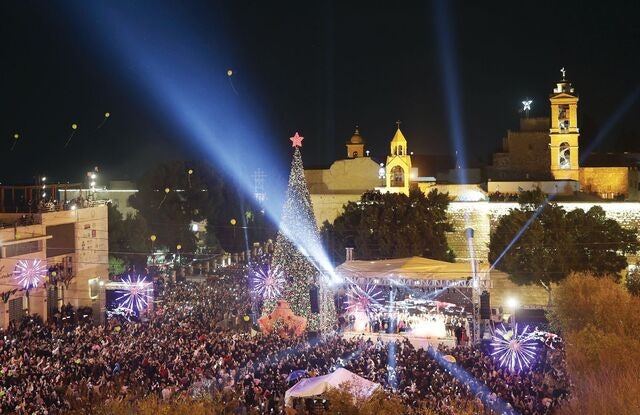 다시 불 밝힌 베들레헴 크리스마스트리